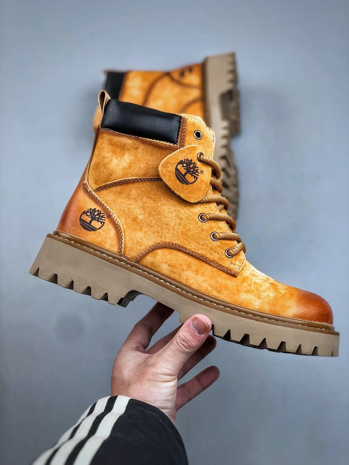 Welfare special price💰480 Timberland Timberland/Timberland new autumn and winter products (plush lining🔥warm and heat-locking) autumn and winter must-have outdoor casual rhubarb boots series #Guangdong Dachang quality original box original packaging fashion trend matching the fabric is made of Italian 🇮🇹 top frosted fine-grained cowhide with anti-odor and anti-corrosion genuine leather latex insoles. The outsole and hardware are all made from raw materials of the original factory. They are the same as the original Goodyear never-opening process. Good products do not kill pigs. The quality of the first order is strictly controlled. Exclusively released on the entire network. There is no doubt about the quality. The whole set of official website unified packaging gives you a perfect wearing experience. The quality is exquisite and durable. A must-have for sportsmen. Specially designed to prevent handsomeness. High-quality and first-class foot feel. Specially used for outdoor cold protection this winter. Daily casual matching. Size: 38 39 40 41 42 43 44 (leather shoe size)